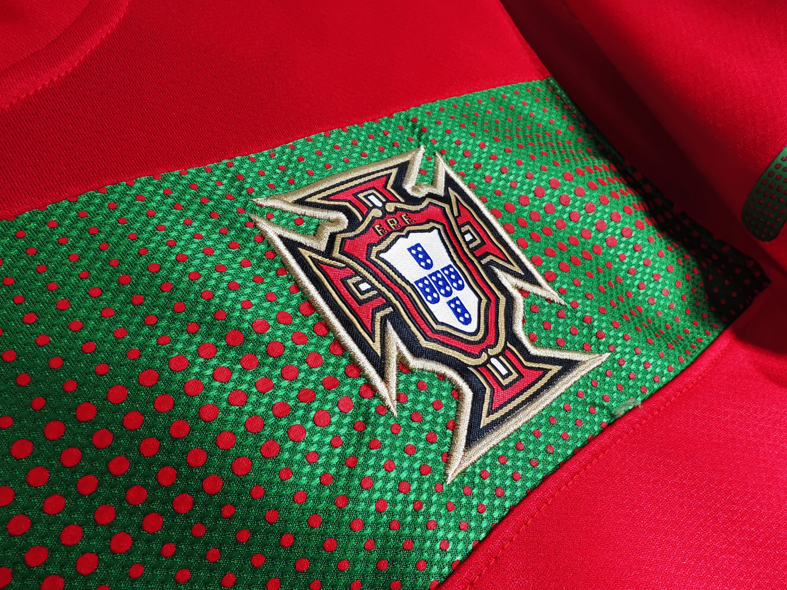 Portugal 2010-11 Home Shirt - Image 3